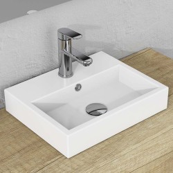 Ensemble d'un lavabo, d'un siphon et d'un robinet.